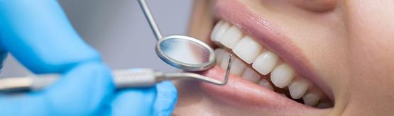 Clinica Dental Canet revisando dentadura
